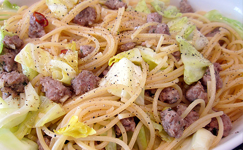 春キャベツとイタリアンソーセージのパスタ