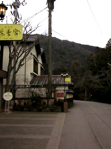 湯布院のお土産屋さんの閉店は早い